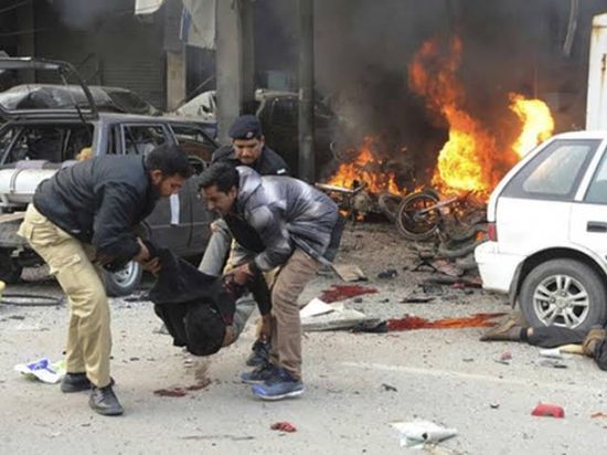 مقتل 10 بينهم شرطيان في تفجير انتحاري غربي باكستان