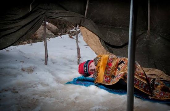 التايمز: أطفال اللاجئين السوريين يموتون بردا عند الحدود التركية