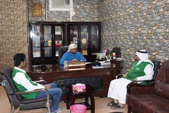 مناقشة المشروعات التنموية التي ينفذها "البرنامج السعودي" بالمهرة