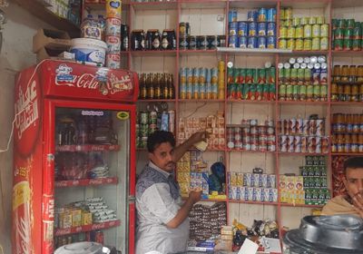 يبيع مواد غذائية منتهية الصلاحية..إحالة تاجر بمسيمير لحج إلى الأمن