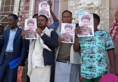 للماطلة في القضية..أهالي أحد ضحايا مليشيات الإخوان ينفذون وقفة احتجاجية أمام نيابة تعز