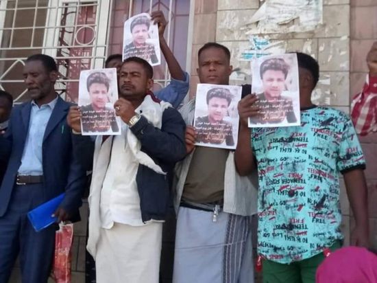 للماطلة في القضية..أهالي أحد ضحايا مليشيات الإخوان ينفذون وقفة احتجاجية أمام نيابة تعز