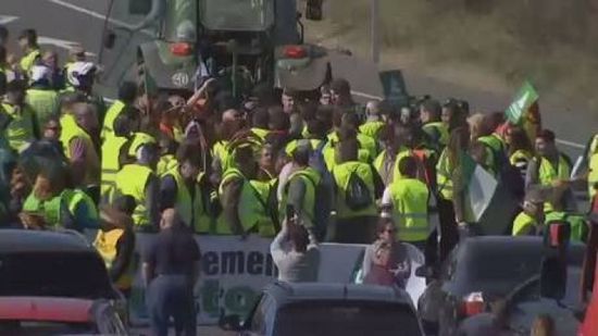  مزارعون إسبان يغلقون الطرق بالجرارات للمطالبة "بأسعار عادلة" لمنتجاتهم