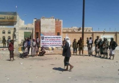 وقفة احتجاجية بعتق للمطالبة بإطلاق سراح طفل معتقل بسجون مليشيات الإخوان