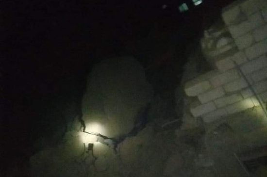 انهيار صخور جبلية على منازل المواطنين بحي شعب العيدروس بعدن (صور)