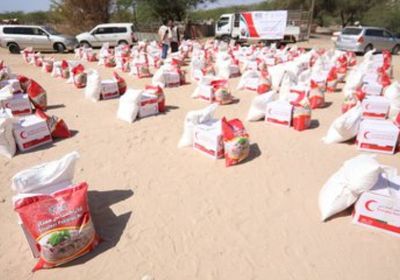 الهلال الإماراتي يوزع 12 طنا من المساعدات الغذائية بمديرية الريدة بحضرموت (صور)