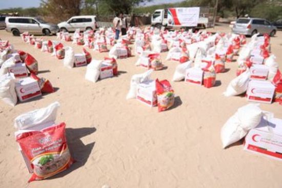 الهلال الإماراتي يوزع 12 طنا من المساعدات الغذائية بمديرية الريدة بحضرموت (صور)