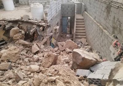 بالصور.. انهيار الصخور الجبلية يُدمر بعض منازل كريتر