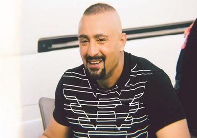 أحمد السقا يعلق على قرار اعتزال أيمن بهجت قمر بأبيات شعرية 