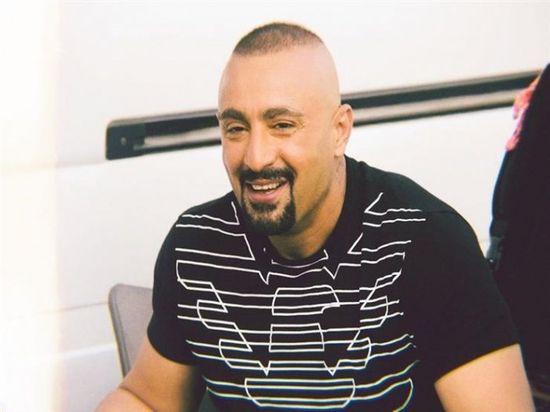 أحمد السقا يعلق على قرار اعتزال أيمن بهجت قمر بأبيات شعرية 