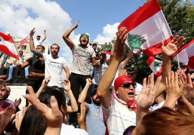 متظاهرون لبنانيون يحتجون أمام وزارة الاقتصاد اعتراضا على ارتفاع أسعار السلع