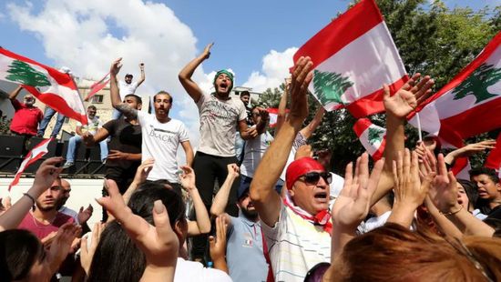متظاهرون لبنانيون يحتجون أمام وزارة الاقتصاد اعتراضا على ارتفاع أسعار السلع
