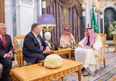 العاهل السعودي يستعرض العلاقات الثنائية مع وزير الخارجية الأمريكي ( صور)