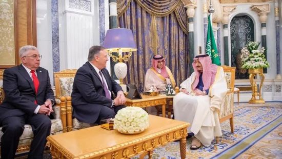 العاهل السعودي يستعرض العلاقات الثنائية مع وزير الخارجية الأمريكي ( صور)