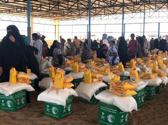 السعودية توزع مساعدات غذائية على لاجئين يمنيين في جيبوتي