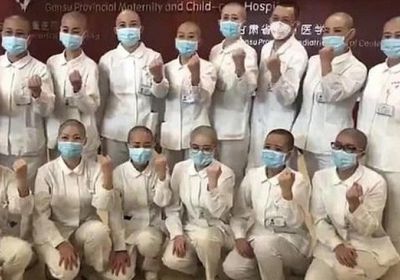  ممرضات صينيات يحاربن كورونا بحلق رؤوسهن