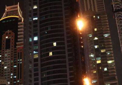 (فيديو) حريق هائل بواجهة برج "دجى" بإمارة دبي
