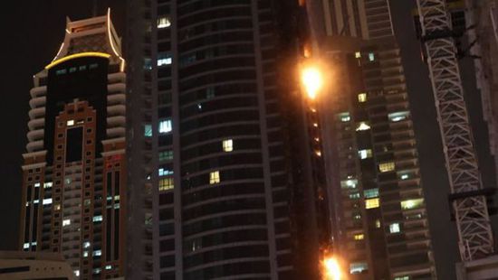 (فيديو) حريق هائل بواجهة برج "دجى" بإمارة دبي