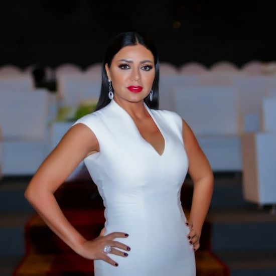 رانيا يوسف أنيقة بالأبيض في فعاليات مهرجان الفجيرة الدولي للفنون