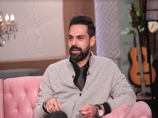 أمير طعيمة يشارك جمهوره بمقطع كوميدي من مسرحية "عطل فني"