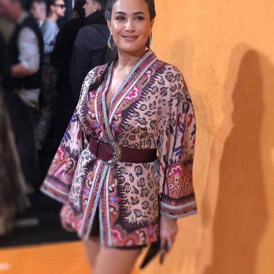 هند صبري بإطلالة مختلفة لحضور عرض أزياء دار إترو بميلانو (صور)