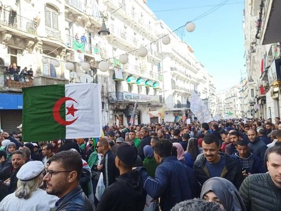 تفريق مسيرة احتجاجية إلى قصر الرئاسة في الجزائر (صور)
