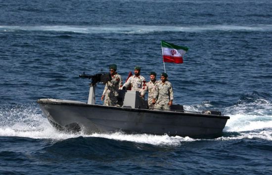 إيران تحتجز سفینة أجنبية وتختطف 13 بحارًا كانوا على متنها بخليج عمان