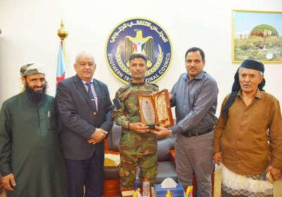 "هيئة الانتقالي" تكرّم قائد نقطة دوفس