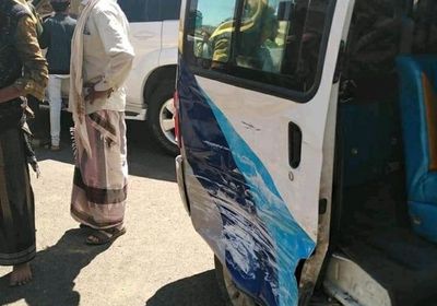 نجل مدير أمن تعز يصدم حافلة ويحبس سائقها