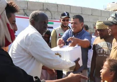 الهلال الإماراتي يوزع 103 أطنان تمور بتعز (صور)