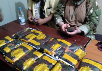 العثور على كميات من المواد المخدرة داخل سيارة بعدن