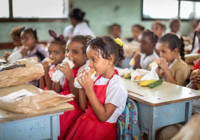 بـ 5756 وجبة.. "الغذاء العالمي": انطلاق برنامج التغذية المدرسية في عدن