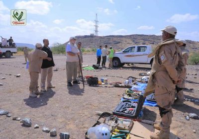 خبراء "مسام" يتفقدون أداء فرق نزع الألغام في المخا