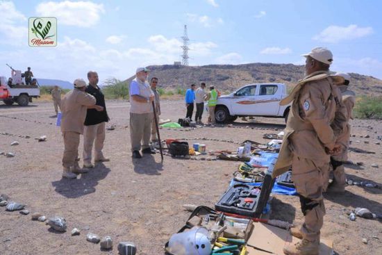 خبراء "مسام" يتفقدون أداء فرق نزع الألغام في المخا