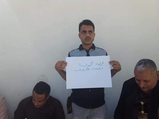 موظفو محافظة تعز يحتجون على مكافآت "الأسماء الوهمية" 
