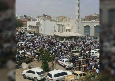 بالصور..جنازة مهيبة للشهيد "أبو راغب" في عدن