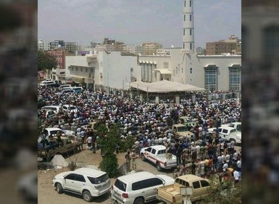 بالصور..جنازة مهيبة للشهيد "أبو راغب" في عدن