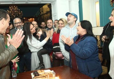 حلا شيحة تحتفل بعيد ميلادها بصحبة كاست "دهب عيرة" (صور)