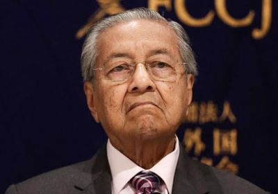 ملك ماليزيا يتسلم استقالة مهاتير محمد ويعينه رئيس وزراء مؤقت