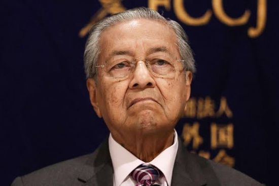 ملك ماليزيا يتسلم استقالة مهاتير محمد ويعينه رئيس وزراء مؤقت