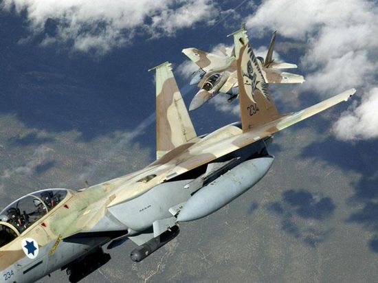 طائرة حربية إسرائيلية تشن غارة جديدة على موقع بغزة