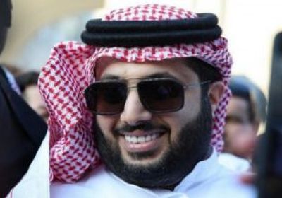تركي آل الشيخ يعود إلى المملكة بعد رحلة علاج