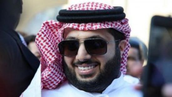 تركي آل الشيخ يعود إلى المملكة بعد رحلة علاج