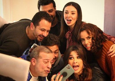 ياسمين عبدالعزيز بصحبة شريف منير في كواليس "ونحب تاني ليه"