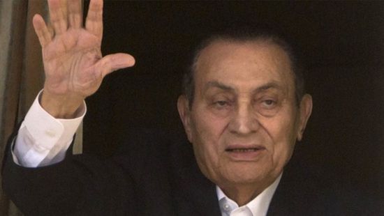 السيسي يتقدم الجنازة العسكرية لمبارك ويقدم العزاء لأسرته