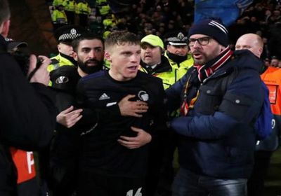 لاعب يسقط شرطيا بعد منع زميله من الاحتفال بالدوري الأوروبي