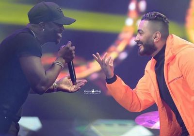 بالصور.. تامر حسني يشعل حفله بجدة بصحبة إيكون