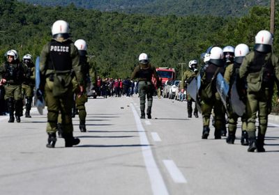 عاجل.. اشتباكات بين مهاجرين سوريين والأمن اليوناني على حدود تركيا