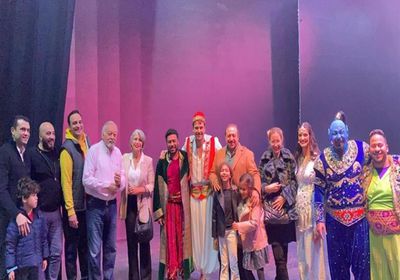 منة شلبي وسوسن بدر في زيارة لفريق عمل مسرحية "علاء الدين"