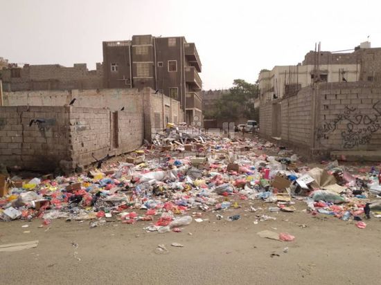 وسط تجاهل الجهات المعنية.. انتشار القمامة في شوارع جعار (صور)